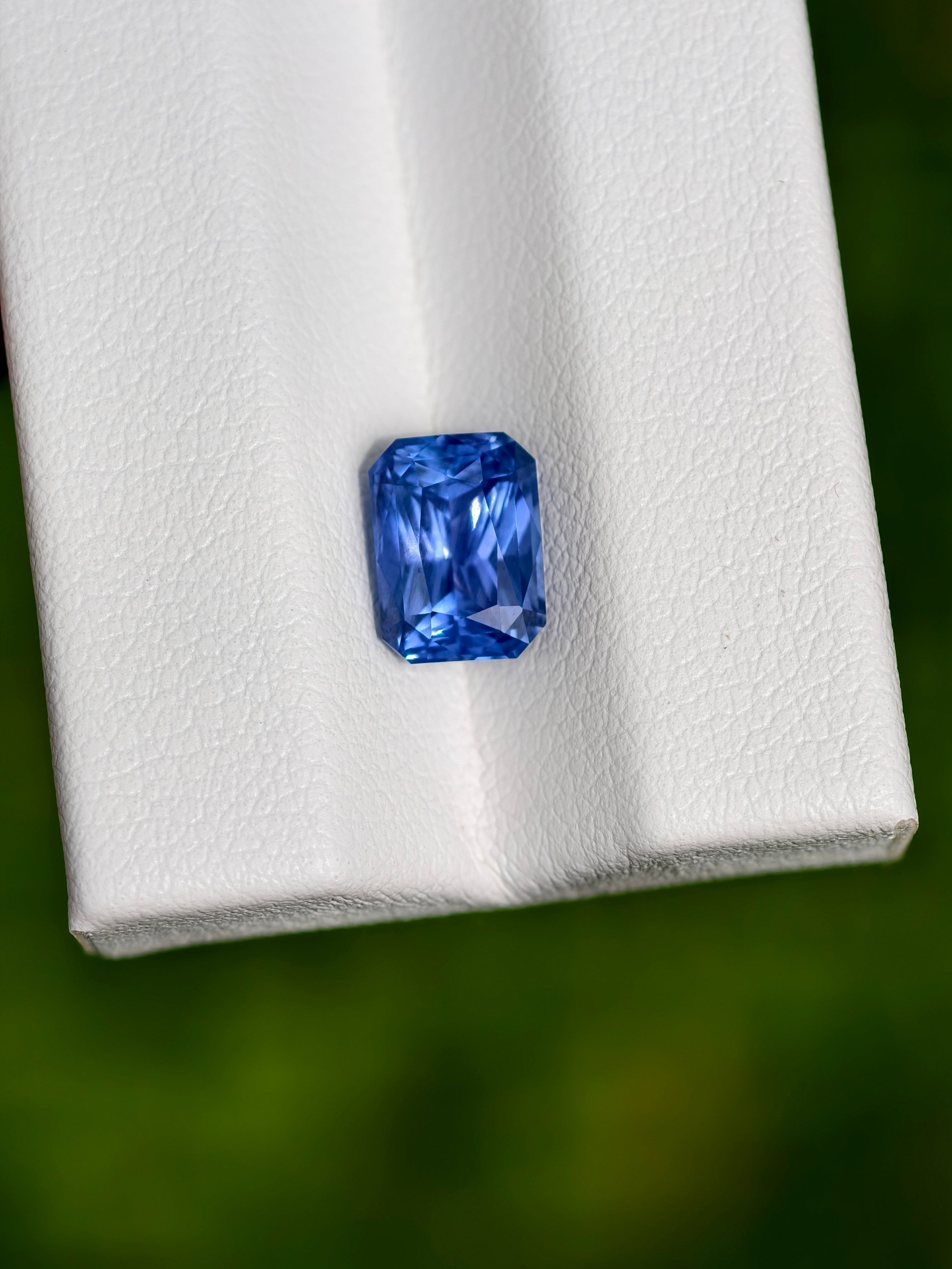 2.32ct Cornflower Blue Sapphire from Sri Lanka (Ceylon)
