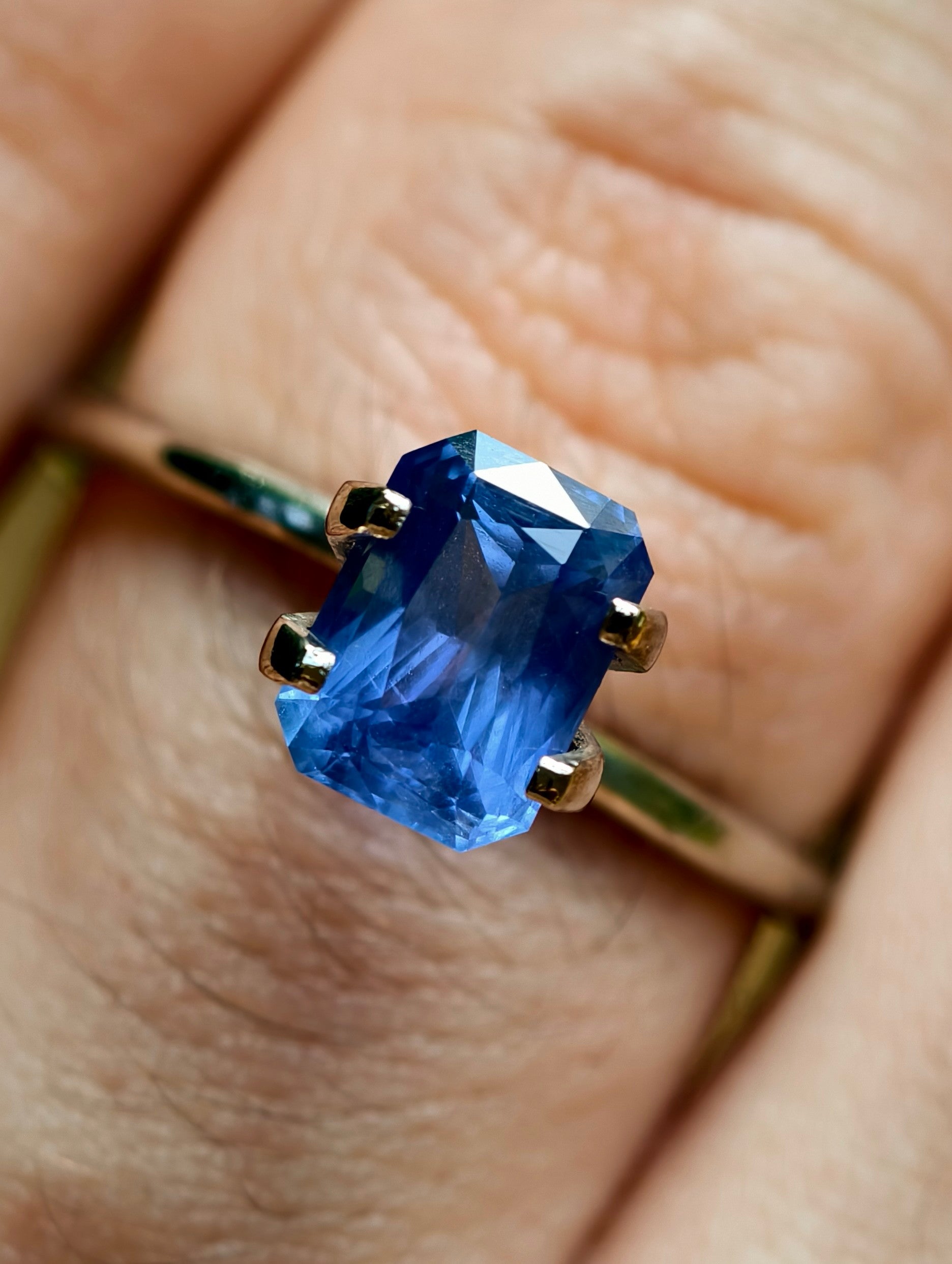 2.32ct Cornflower Blue Sapphire from Sri Lanka (Ceylon)