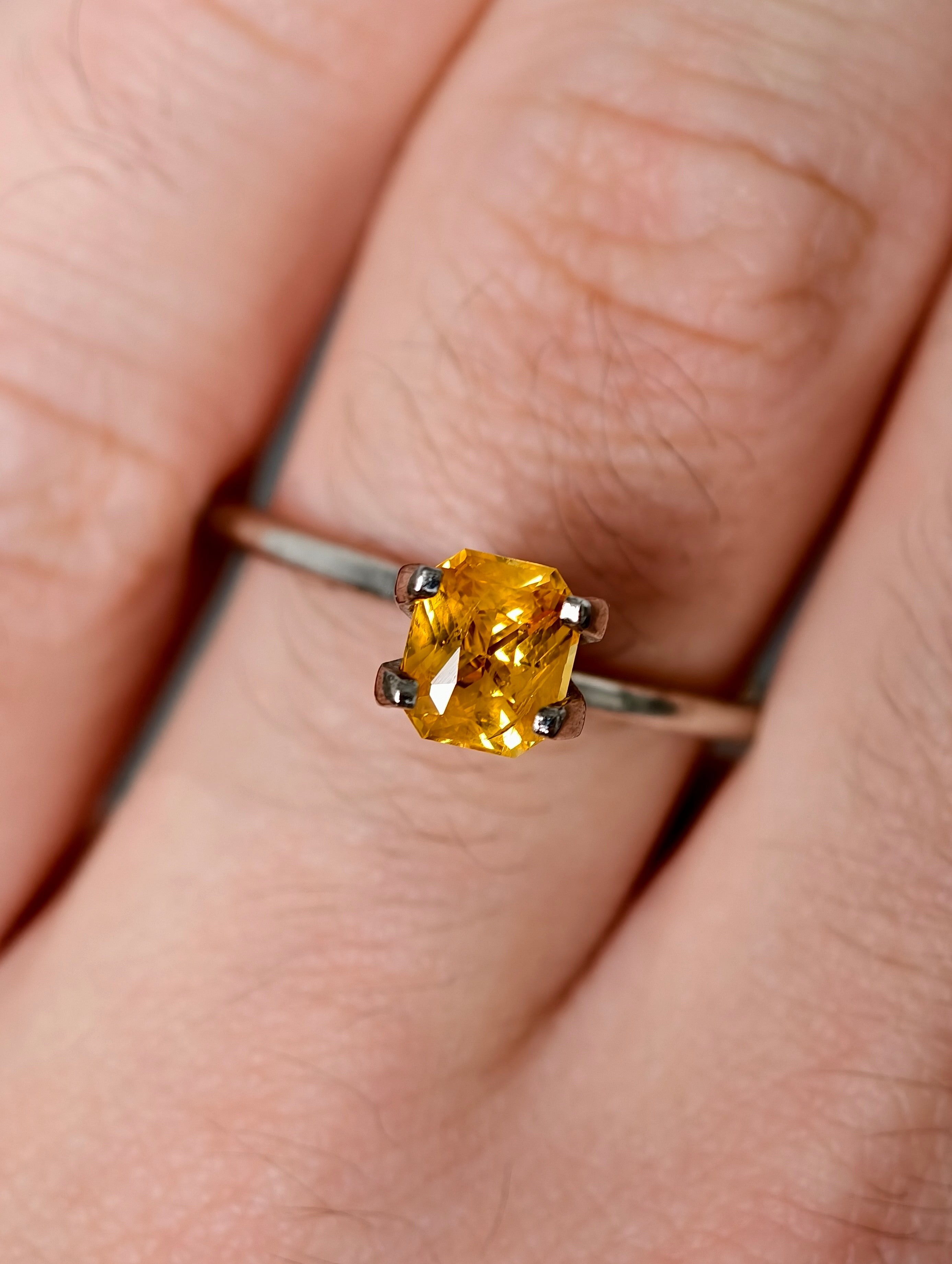1.06ct Golden Orange Sapphire from Sri Lanka (Ceylon)
