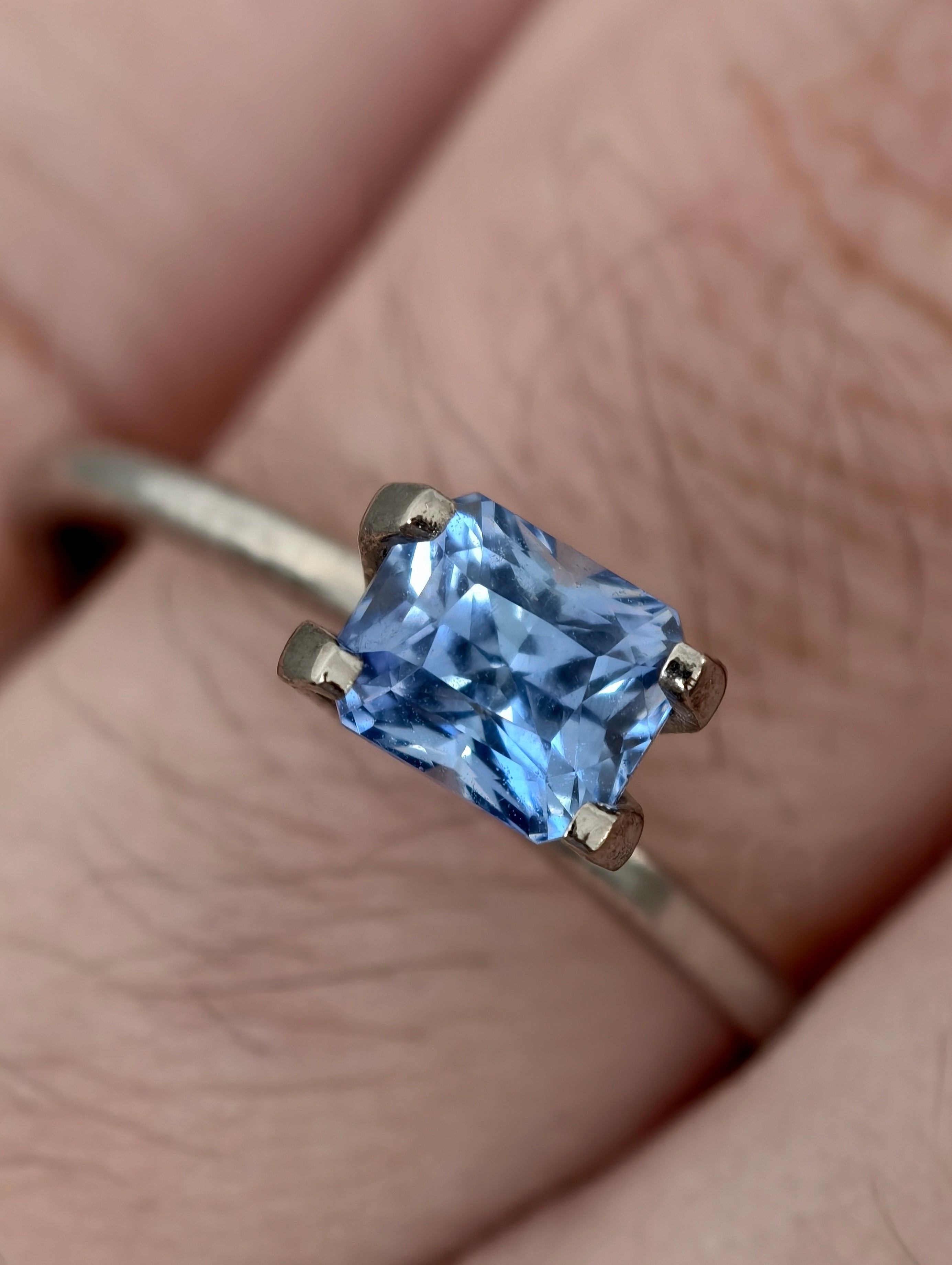 1.60ct Vibrant Sky Blue Sapphire from Sri Lanka (Ceylon)