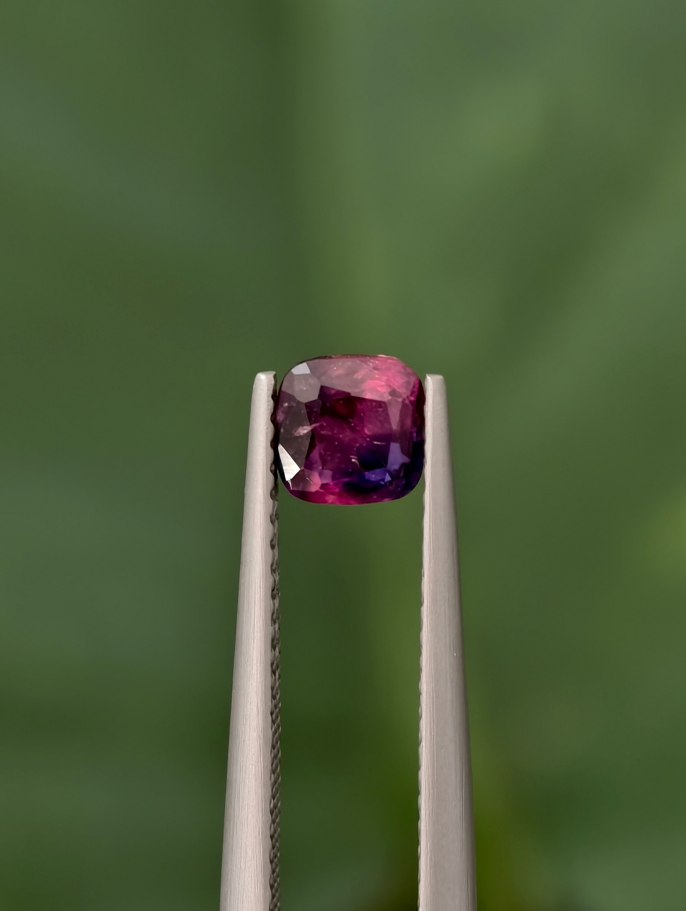 0.83ct Rot und Blauer Winza Rubin/Saphir aus Tansania
