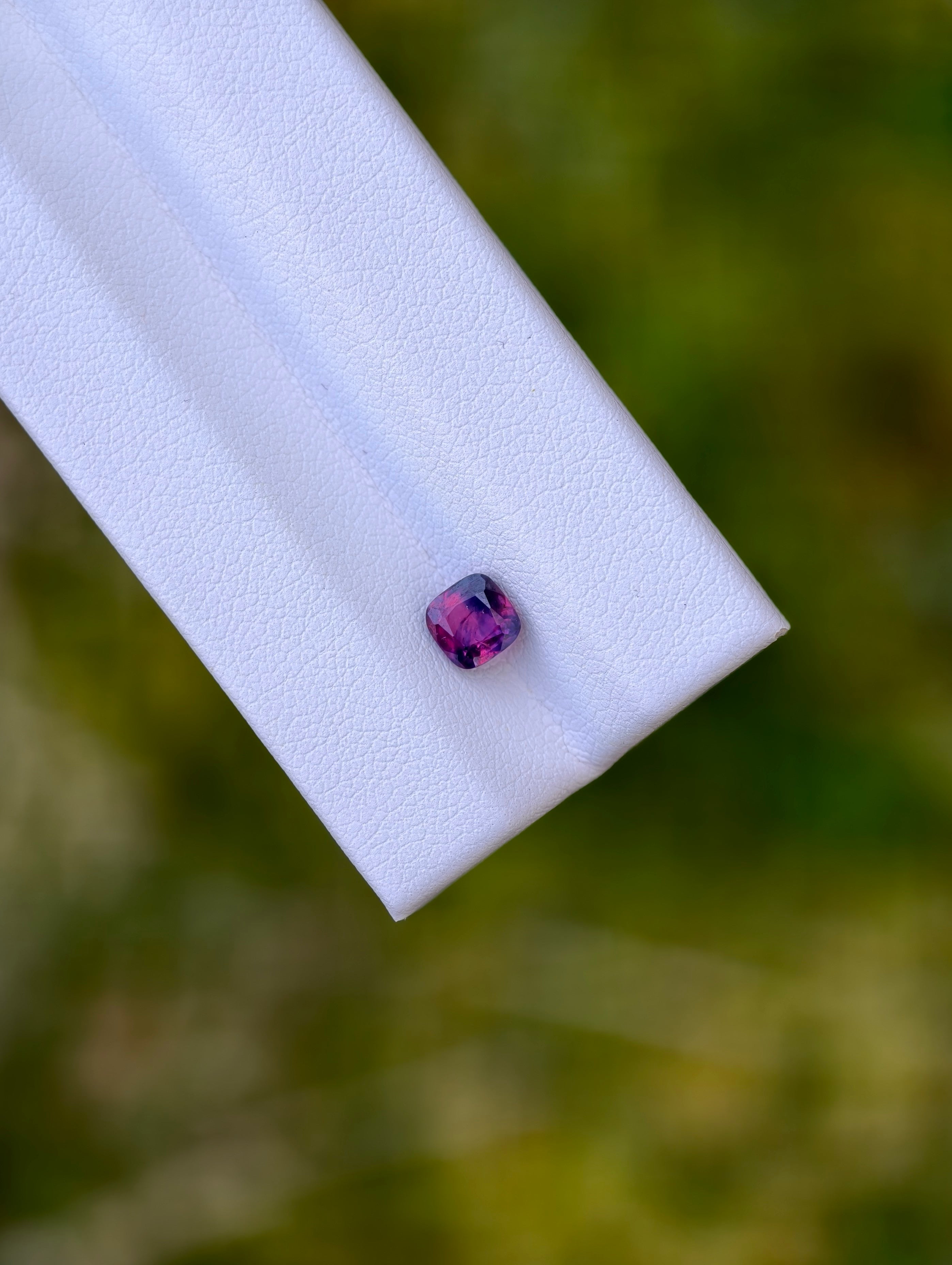 0.83ct Rot und Blauer Winza Rubin/Saphir aus Tansania